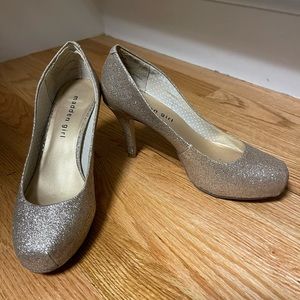 Champagne/Gold Madden Girl closed toe pumps size 6
